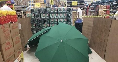 Zwłoki w Carrefourze. Przykryto je parasolami, a sklep dalej działał