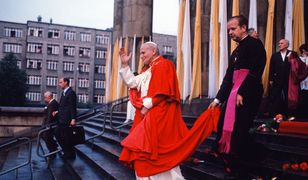 Biznes na relikwiach JP2. Dziwisz gromadził jego włosy i zęby