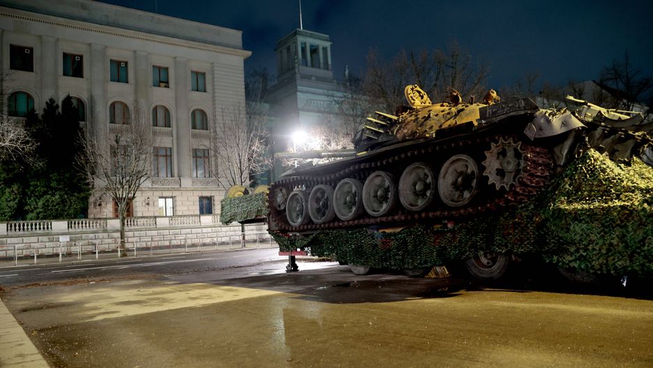 Anniversary of the beginning of the war Ukraine - Berlin -Russian Embassy
24 February 2023, Berlin: A Russian tank T-72 destroyed in Ukraine stands on a trailer in front of the Embassy of Russia Unter den Linden. This action is a sign of our protest against Russia's war and should express our solidarity with Ukraine. The Russian army had invaded Ukraine on 24.02.2022. The Russian army had invaded Ukraine on 24.02.2022. Photo: Carsten Koall/dpa 
Dostawca: PAP/DPA
Carsten Koall
Demonstrations, Conflicts, Ukraine, Russia