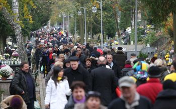 Gdynia: Dzień Wszystkich Świętych. Zmiany w organizacji ruchu. Jak dojechać na cmentarz?