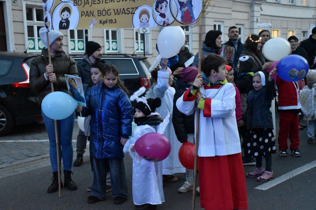 Na dzień przed Wszystkimi Świętymi ulicami Kalisza przeszedł Korowód Świętych. Wierni przebrani za swoich patronów lub postaci świętych przeszli trasą z Parafii Świętej Rodziny do Narodowego Sanktuarium Świętego Józefa.