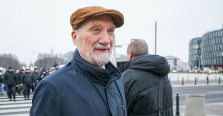 Macierewicz zignorował prośby policji. Użył sprayu