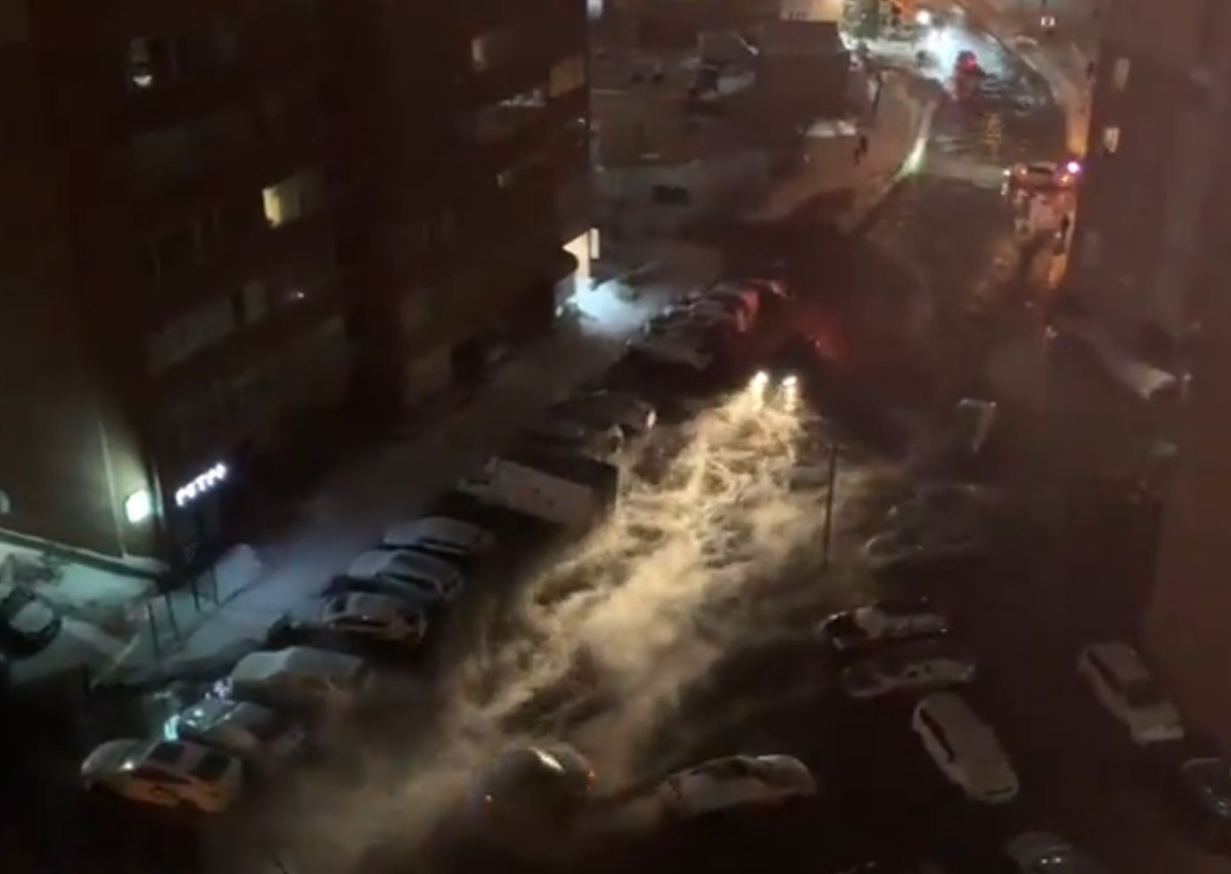 Zalane miasto i sceny grozy na ulicach w Rosji przy minus 25 stopniach