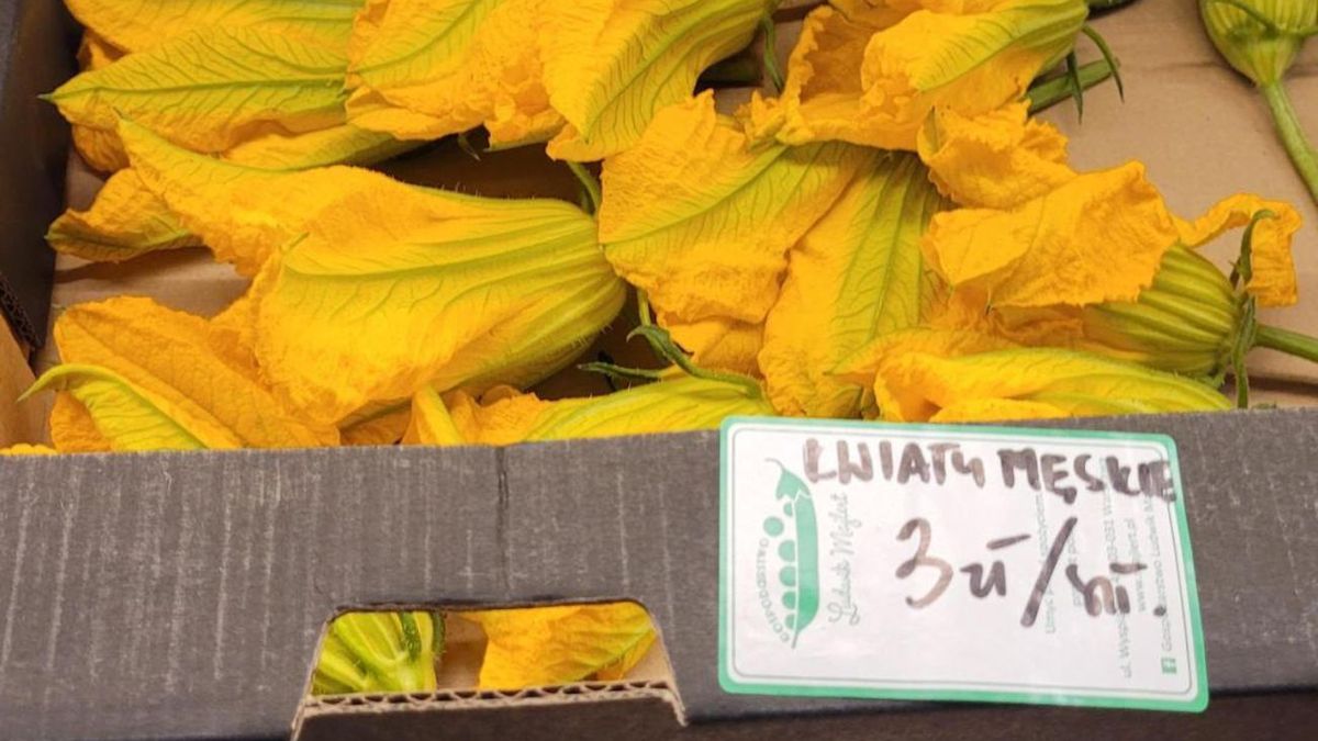 Kwiaty cukinii są już na straganach. 