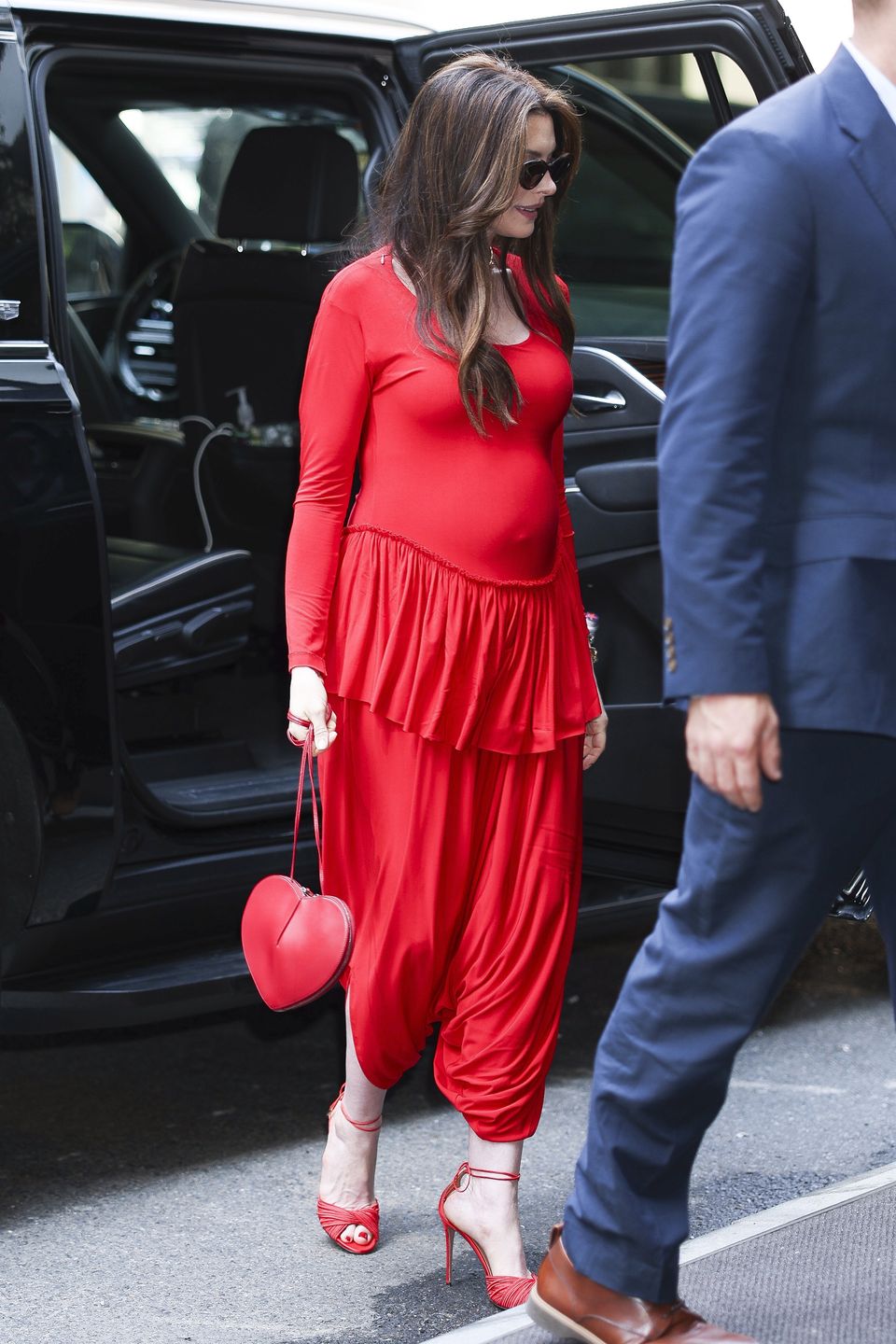 Ciężarna Anne Hathaway w czerwieni