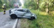 Stracił panowanie nad autem, uderzył w przepust i dachował. 19-latek w ciężkim stanie