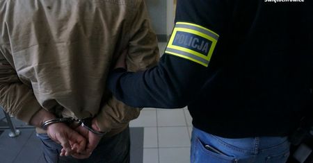 Śląskie. Dusił żonę i groził jej śmiercią. A potem schował się… w bagażniku