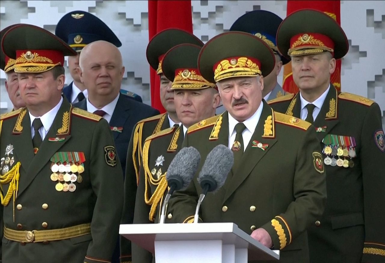 Dlaczego Łukaszenka ogłasza manewry wojskowe? Były ambasador Białorusi ostrzega