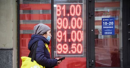 Rubla czeka zaraz "katastrofa". Zachód uderza w samo finansowe serce Rosji