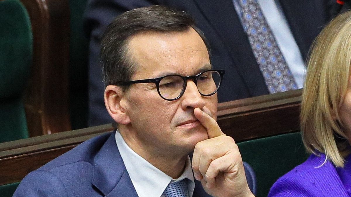 Warszawa, 29.11.2023. Premier Mateusz Morawiecki (L) oraz minister kultury Dominika Chorosińska (P) na sali obrad Sejmu w Warszawie, 29 bm. Sejm odwołał członków Państwowej Komisji do spraw badania wpływów rosyjskich na bezpieczeństwo wewnętrzne Rzeczypospolitej Polskiej w latach 2007-2022. (jm) PAP/Paweł Supernak