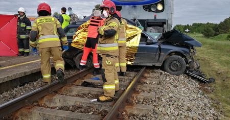 Tragedia koło Kętrzyna. Auto wjechało pod pociąg, ranne dziecko
