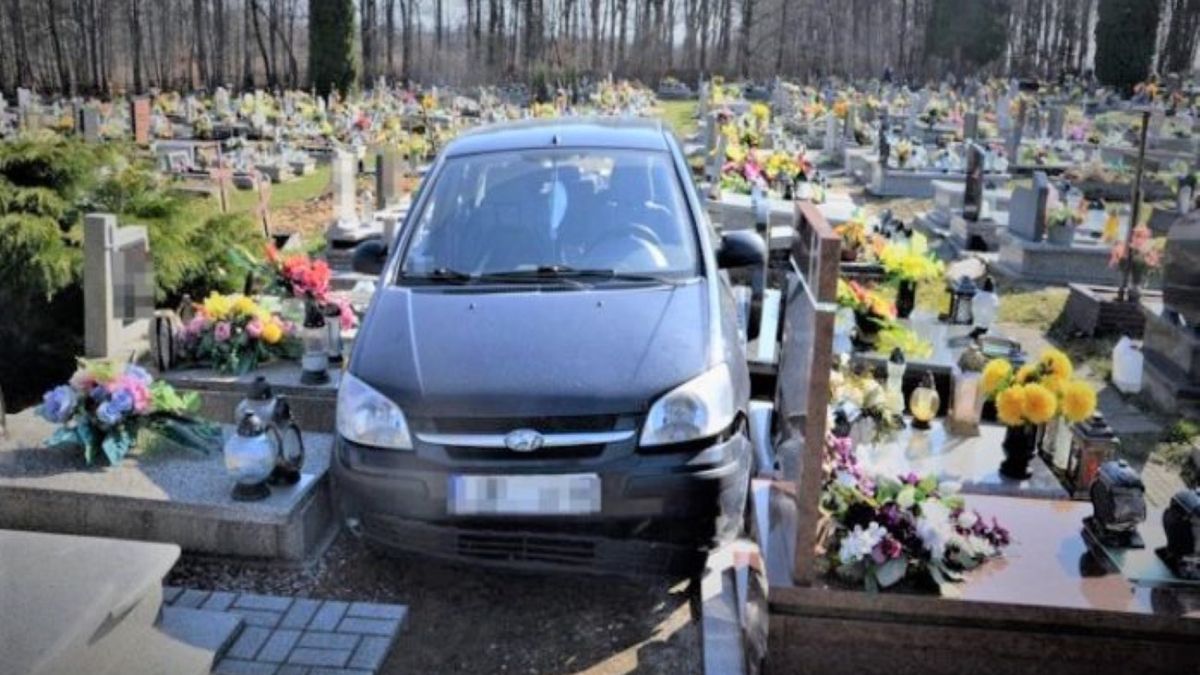 O mały włos nie doszło do tragedii. 88-latek wjechał prosto w alejkę cmentarną, konieczna była interwencja policji 
