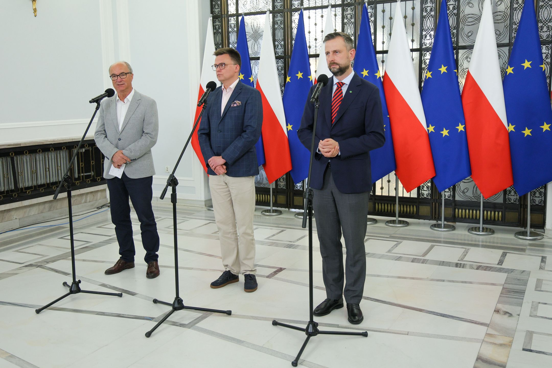 Warszawa, 05.06.2025. Współprzewodniczący Nowej Lewicy, wicemarszałek Sejmu Włodzimierz Czarzasty (L), lider Polski 2050, marszałek Sejmu Szymon Hołownia (C) i prezes PSL, wicepremier Władysław Kosiniak-Kamysz (P) podczas konferencji prasowej w Sejmie w Warszawie, 5 bm. Liderzy koalicji rządowej rozmawiali wcześniej o dalszej współpracy. (mr) PAP/Rafał Guz
