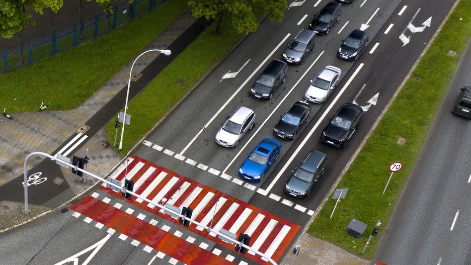 Rzeszów, 30.05.2021. Przejście dla pieszych w Rzeszowie, 30 bm. 1 czerwca br. wchodzą w życie nowe przepisy prawa o ruchu drogowym. Zgodnie z nimi, pieszy wchodzący na przejście dla pieszych będzie miał pierwszeństwo przed pojazdem, z wyjątkiem tramwaju. Przed tramwajem pieszy będzie miał pierwszeństwo tylko, gdy znajduje się już na przejściu dla pieszych. Ponadto zostanie ujednolicona dopuszczalna prędkość na obszarze zabudowanym. Kierowcy mają też mieć obowiązek zachowania minimalnego odstępu między pojazdami na autostradach i drogach ekspresowych. (sko) PAP/Darek Delmanowicz
