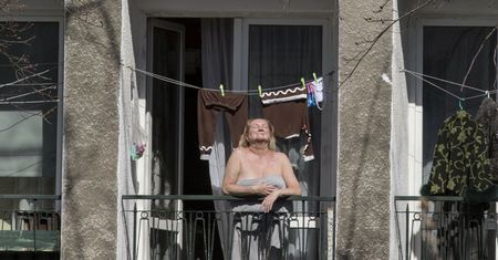 Opalanie na balkonie. Przepisy są jasne. Nawet 1500 zł kary