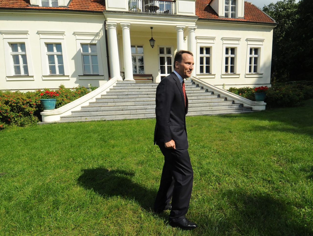 Sikorski ma dworek w Chobielinie. Co myślą o nim sąsiedzi?