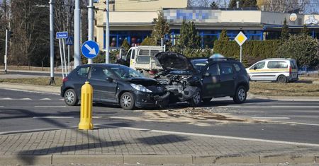 Taksówkarz wjechał na skrzyżowanie na czerwonym. Doprowadził do zderzenia z prawidłowo jadącym peugeotem [ZDJĘCIA]
