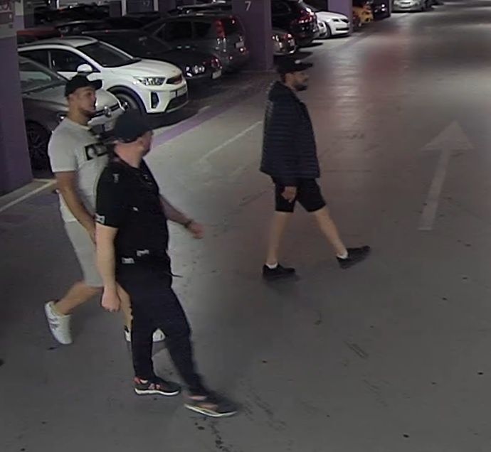Policja poszukuje mężczyzn ze zdjęcia do sprawy włamań