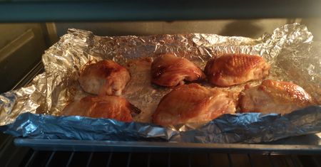Której strony folii aluminiowej używać do pieczenia? Wielu robi ten błąd