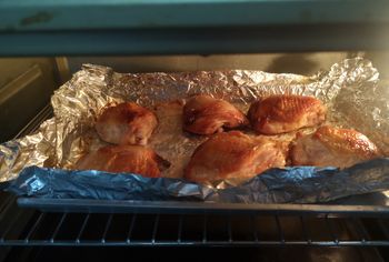 Której strony folii aluminiowej używać do pieczenia? Wielu robi ten błąd