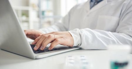 Lekarz z Anglii okazał się oszustem. 72-latka wzięła kredyty i przelała mu 130 tys. zł