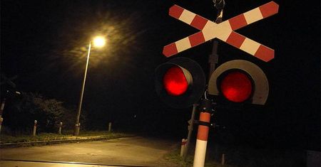Zignorował czerwone światło na przejeździe kolejowym. Zderzył się z pociągiem