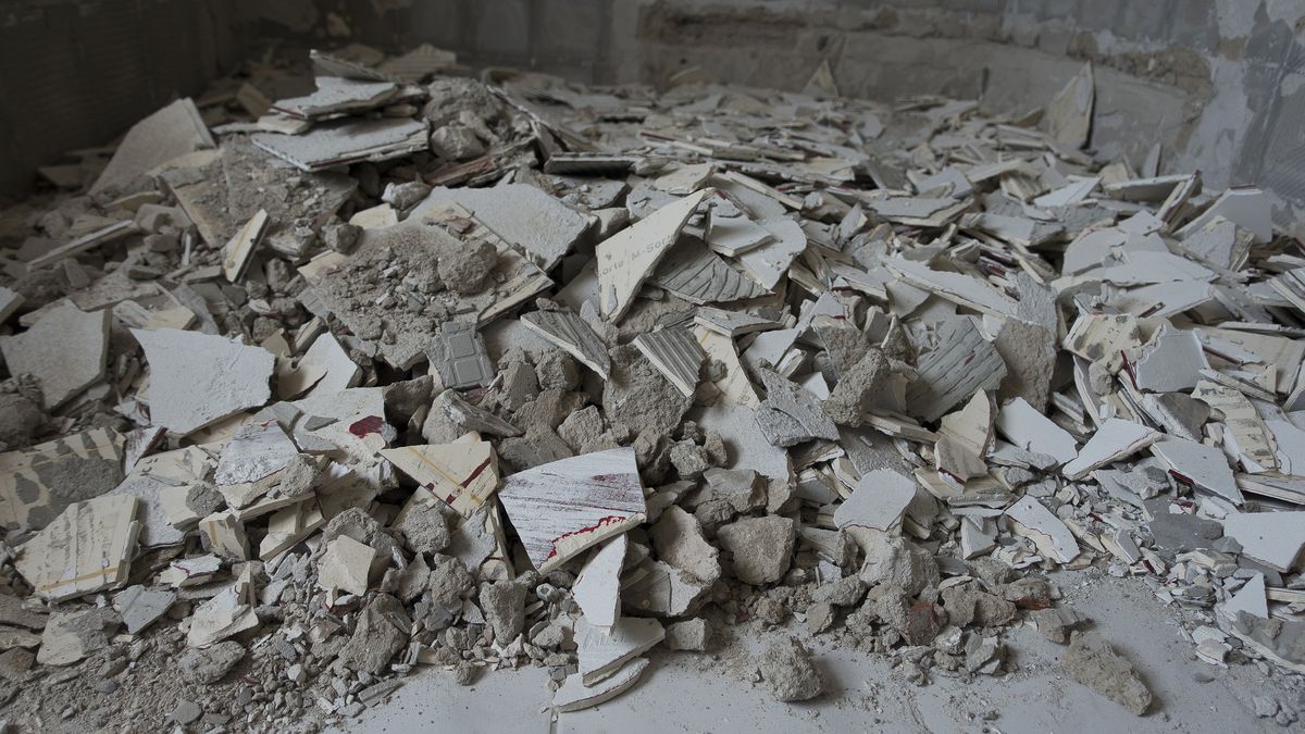 Wszystkie odpady poremontowe do jednego worka? To nieekologiczne, przekonuje ministerstwo