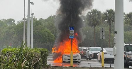 Auto zaczęło się palić z dziećmi w środku. Nie uwierzycie, gdzie była matka