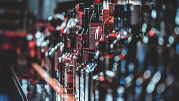 Alkohol zbyt łatwo dostępny? Polacy są zgodni