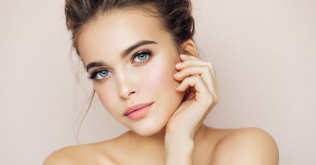 Naturalny makijaż. Chroń skórę, wybierając ekologiczne oraz zdrowe kosmetyki