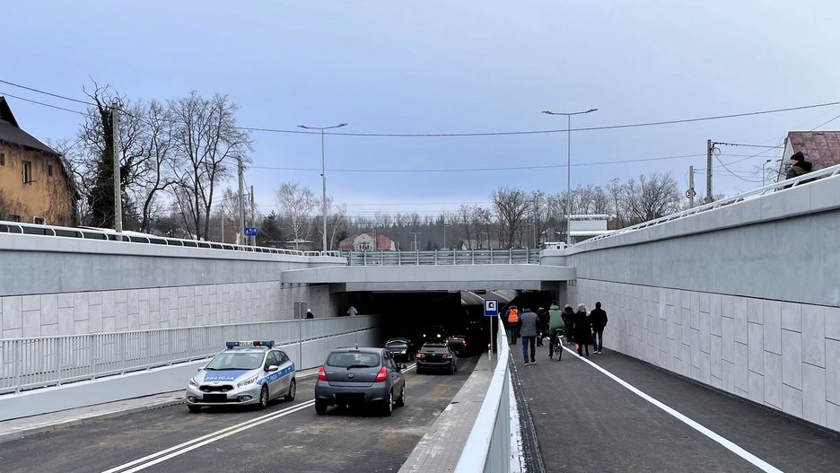 W środę pierwsi kierowcy i piesi skorzystali z nowego tunelu w Sulejówku