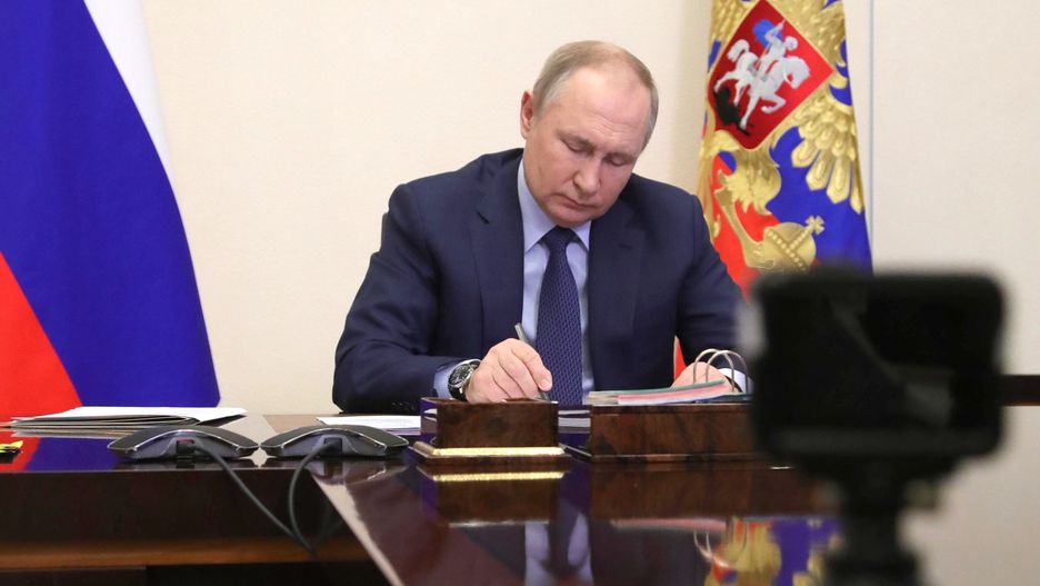 Russian President Vladimir Putin meets with the winners of the 2021 Presidential Prize for young cultural workers and with Presidential Prize winners in the field of literature and art for works for children and youth in 2021 via teleconference call, in Novo-Ogaryovo state residence outside Moscow, Russia, 25 March 2022. EPA/MIKHAIL KLIMENTYEV / KREMLIN / SPUTNIK / POOL MANDATORY CREDIT Dostawca: PAP/EPA.