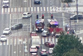 Wypadek w centrum Warszawy. Mężczyzna na elektrycznej hulajnodze potrącony przez mercedesa