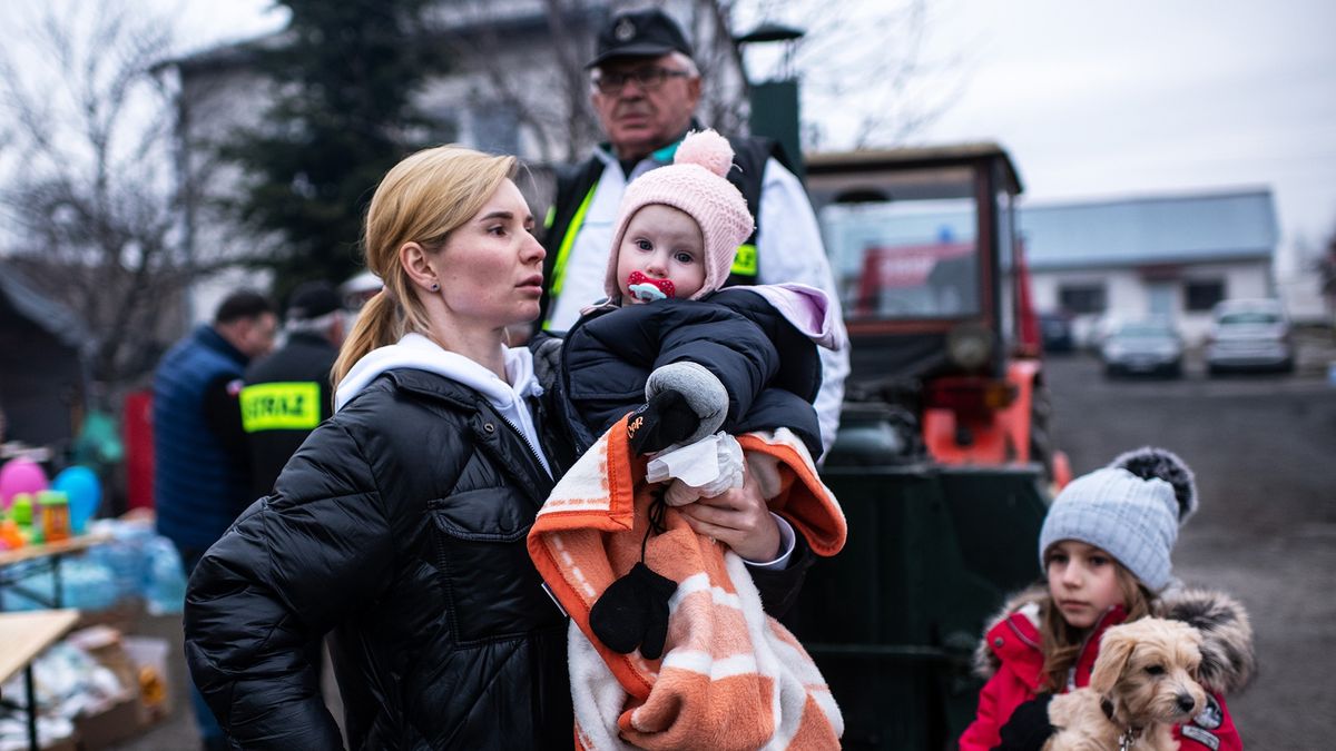 Setki uchodzcow na przejsciu granicznym z Ukraina w HrebennemHrebenne, 02.03.2022. Uchodzcy uciekajacy przed wojna na Ukrainie na drogowym polsko-ukrainskim przejsciu granicznym. Tego dnia (2.03.2022) tym przejsciem do Polski wjechalo 12.500 osob. N/z uchodzcy z malymi dziecmi,Image: 666215091, License: Rights-managed, Restrictions: , Model Release: no, Credit line: Michal Kosc / ForumMichal Kosc / ForumHrebenne, wojna na Ukrainie, uchodzcy, ucieczka przed wojna, przejscie graniczne, polsko-ukrainskie, granica z Ukraina, granica ukrainska, wschodnia Polska, wschod Polski, kryzys migracyjny, humanitarny, uchodzczy, ucieknierzy, wojna Ukrainy z Rosja, agresja rosyjska, tlum ludzi, tlum uchodzcow, Ukraine, Russia Ukraine war, Russia's invasion, refugee exodus, Hrebenne 20220302, category_code_"pol;, category_code_welf;, category_code_def;"