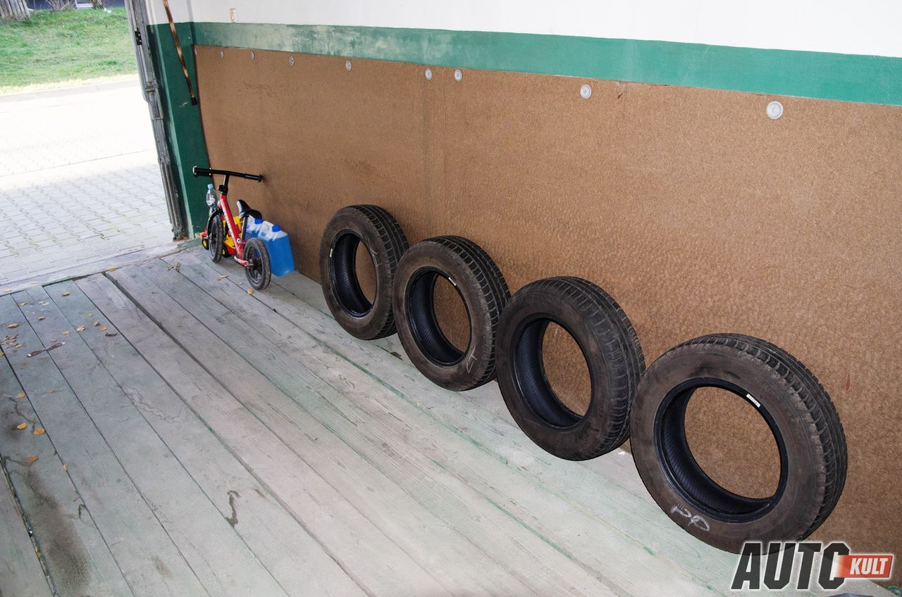 Dobry sposób na przechowywanie opon w krótkim, ale wystarczająco szerokim garażu
