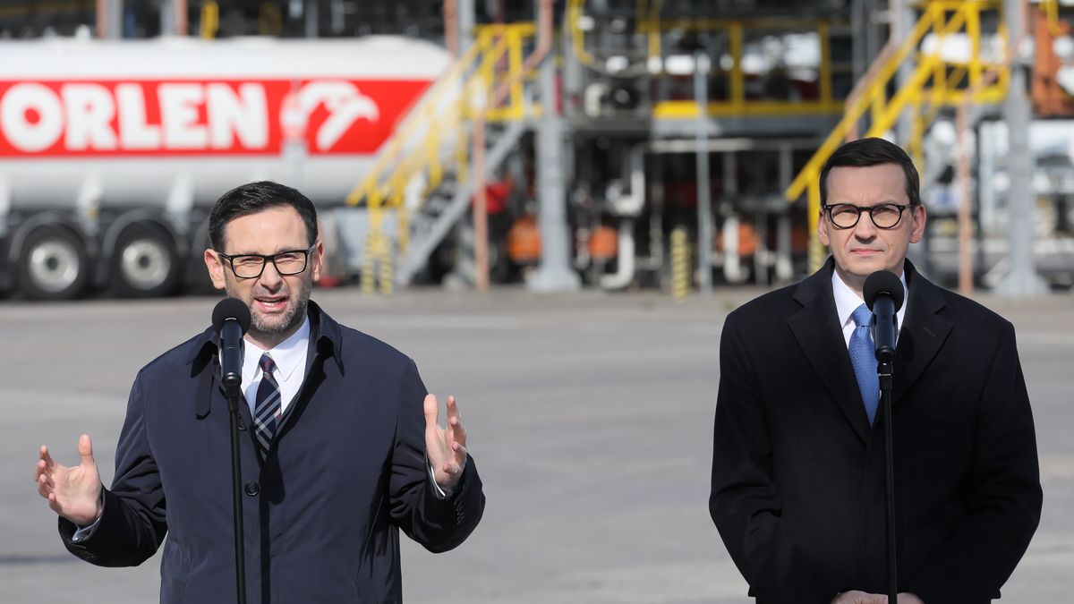 Mościska, 30.03.2022. Premier Mateusz Morawiecki (P) oraz prezes PKN Orlen Daniel Obajtek (L) podczas konferencji prasowej w bazie magazynowej PKN Orlen S.A. w Mościskach, 30 bm. Szef polskiego rządu zapowiedział odejście od rosyjskiej ropy do końca tego roku. (kf) PAP/Paweł Supernak