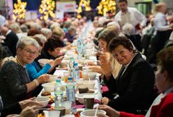 Tysiąc osób przy jednym stole. Wigilia dla Samotnych w Krakowie poruszyła serca