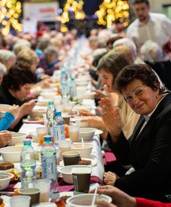 Tysiąc osób przy jednym stole. Wigilia dla Samotnych w Krakowie poruszyła serca