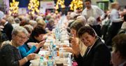 Tysiąc osób przy jednym stole. Wigilia dla Samotnych w Krakowie poruszyła serca