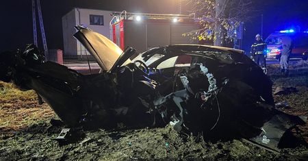 Uderzył w drzewo. Kierowca zakleszczony w aucie