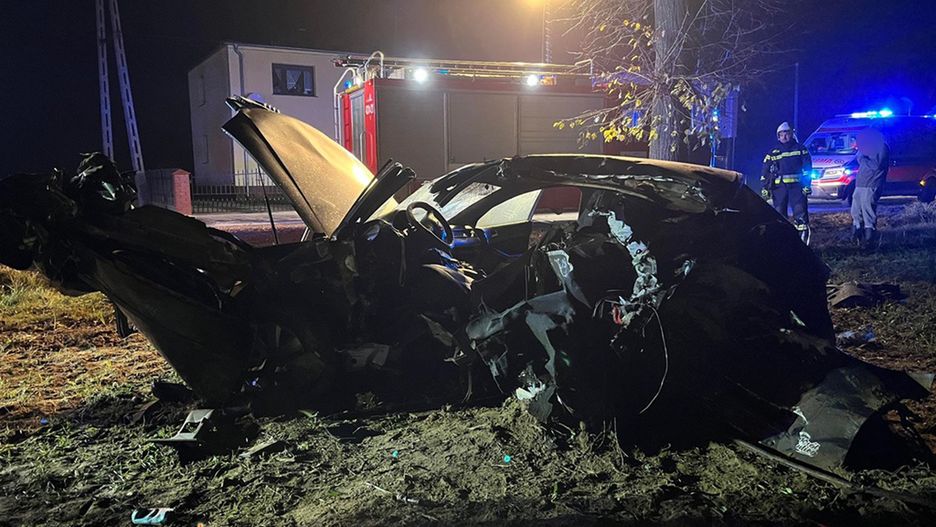 Kierujący audi uderzył w drzewo