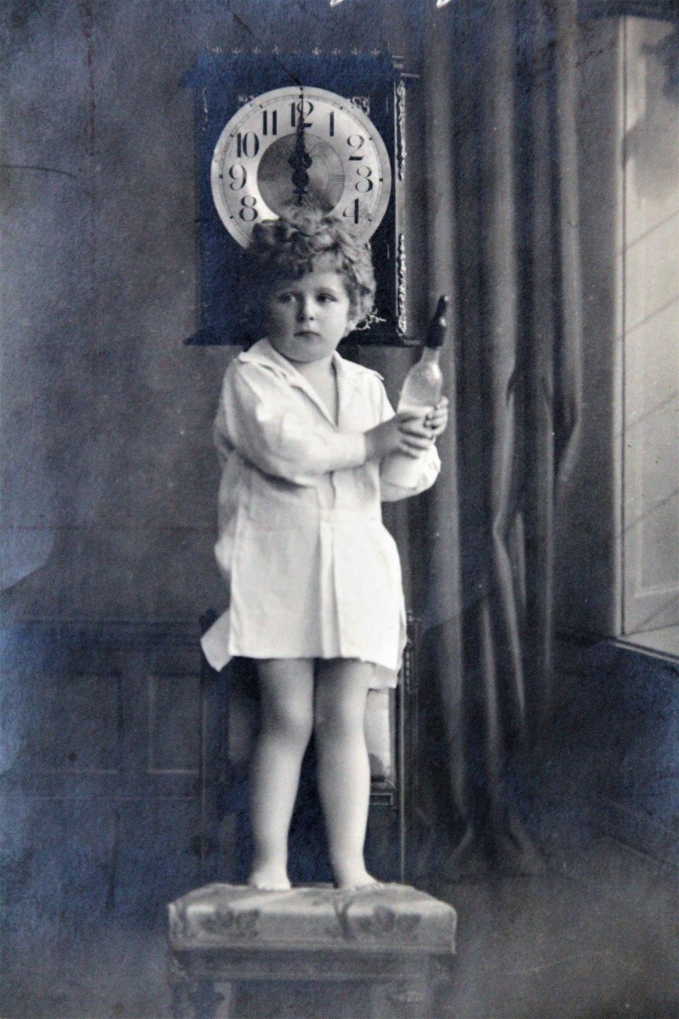 Dzieci na starych fotografiach z XIX i początku XX wieku