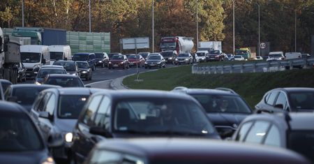 Warszawa. Korek na Trasie Siekierkowskiej. Auto wjechało w bariery