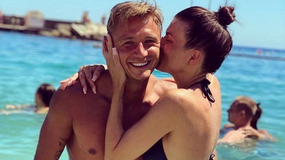 “Top Model”: Magdalena Stępień spodziewa się dziecka. Wybrała dla niego nietypowe imię Magdalena Stępień dała się poznać szerszej publiczności jako uczestniczka 5. edycji “Top Model”. Modelka zdradziło ostatnio nieco szczegółów dotyczących jej pierwszej ciąży. Magda Stępień zdobyła ogromną rozpoznawalność po tym, jak wzięła udział w programie “Top Model”. Kilka miesięcy temu wyszło na jaw, że uczestniczka popularnego programu spotyka się z Jakubem Rzeźniczakiem. Para zażegnała towarzyszący im kryzys i regularnie epatuje swoim życiem prywatnym w mediach społecznościowych. Jak się okazuje, już niedługo na świecie pojawi się ich pierwsze dziecko. W ostatniej rozmowie z Jastrząb Post Magdalena Stępień zdradziła, jak się czuje podczas pierwszej ciąży. - Teraz zaczynam się czuć o wiele lepiej niż na początku. Jak każda ciąża, myślę, przebiega inaczej, moja nie była prosta z wielu względów. Ale patrząc na ten przebieg i to, co mam za sobą to muszę przyznać, że się opłacało. Droga nie była łatwa, ale to, co czeka nas na końcu, jest niesamowite. Czuję się w 100% lepiej - wyznała modelka. Opowiedziała także o tym, jak wraz z Jakubem Rzeźniczakiem przygotowują się do ciąży. - Kiedy przyjdzie odpowiedni moment, to wybierzemy się na zakupy, kupimy wszystko i to jest dla nas czas spokojny, żeby wyciszyć się i poświęcić więcej czasu sobie. To jest dla mnie wyjątkowy, nowy stan, dzięki któremu mogłam jeszcze bardziej zagłębić się w siebie. Zobaczyć, jak to jest być w ciąży. Dlatego też się trochę odłączyłam od tych social mediów. Potrzebowałam tego. Każda kobieta przechodzi ciążę inaczej, ja uważam, że to jest kwestia indywidualna - powiedziała. Okazuje się również, że Stępień ma już przygotowane imię dla swojego potomostwa. - Imiona już są wybrane, ale chce to pozostawić dla siebie. Dla dziewczynki i dla chłopca mamy wybrane i to jest kwestia na razie tajemnicy, chcemy to pozostawić dla siebie, ale są to imiona w miarę europejskie - dodała.