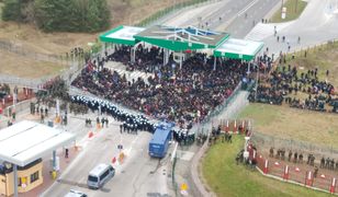 Tysiące migrantów na granicy. Polskie służby obawiają się szturmu [NA ŻYWO]