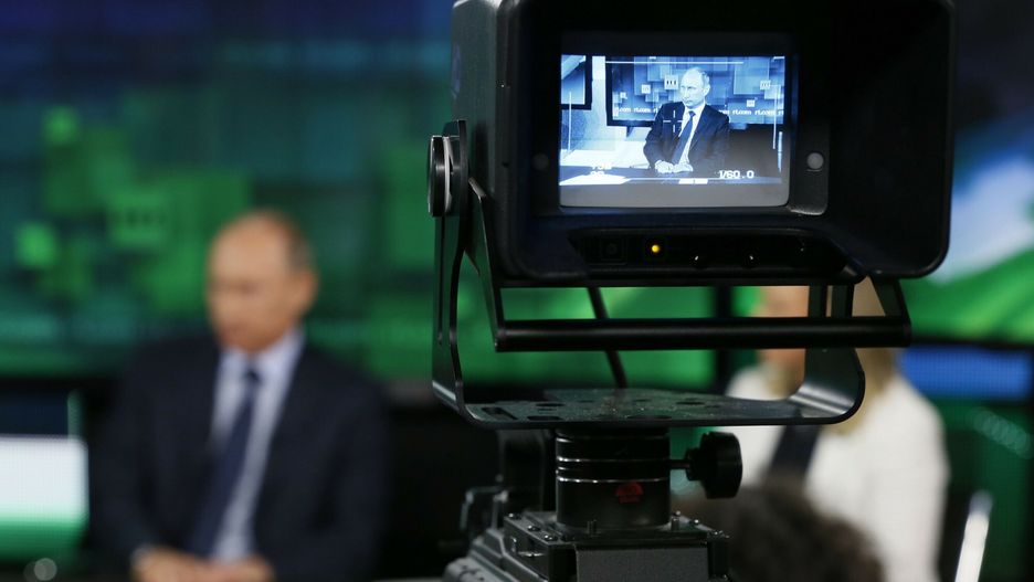 W?adimir Putin w telewizji Russia TodayRussia's President Vladimir Putin visits the new studio complex of the state-owned English-language Russia Today television network in Moscow, on June 11, 2013. AFP PHOTO/  POOL/ YURI KOCHETKOVYURI KOCHETKOV