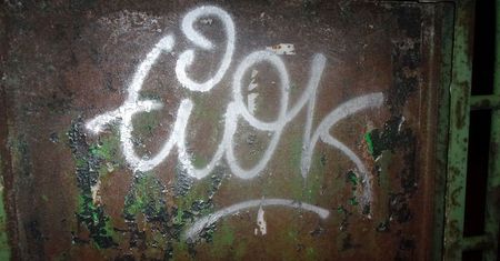 Lublin: Wandal w oku kamery. Namalował graffiti na tablicy ogłoszeń