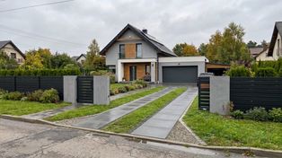 Koniec z betonozą przed domem. Ten podjazd zrobisz o połowę taniej, a deszczówka wsiąka sama