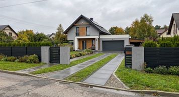 Koniec z betonozą przed domem. Ten podjazd zrobisz o połowę taniej, a deszczówka wsiąka sama