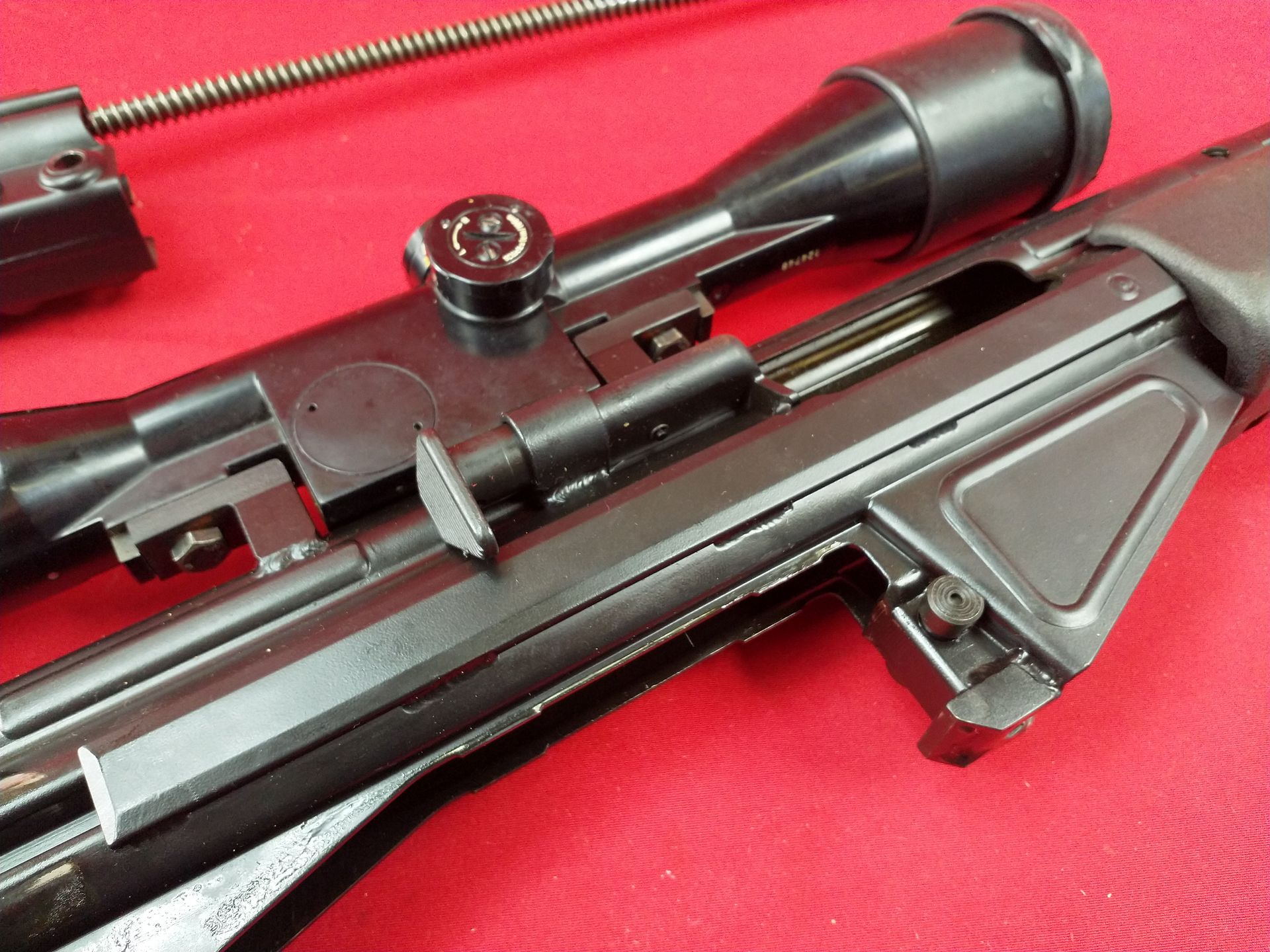 Komora zamkowa HK PSG1 otrzymała szyny usztywniające. 